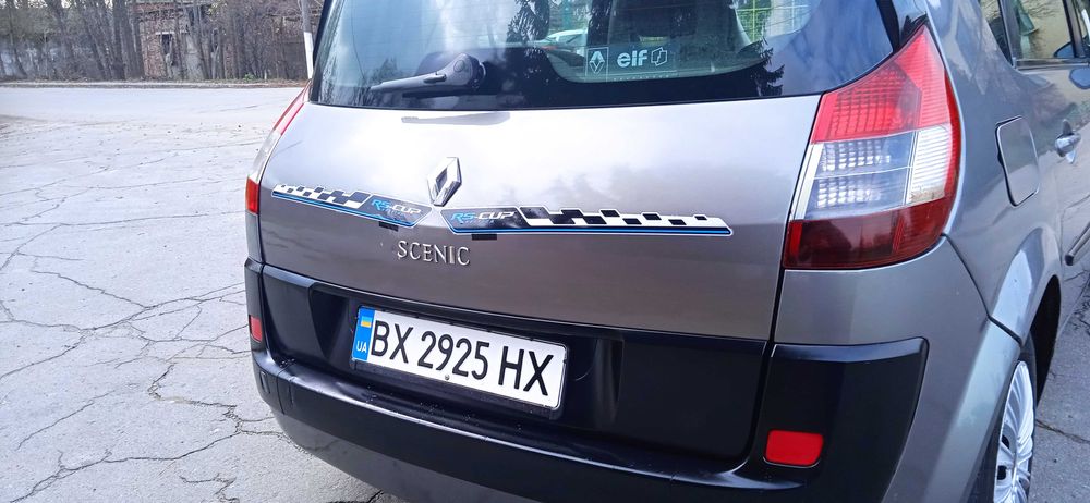 Мінівен Renault Scenic 2005 року. Двигун 1,5 DCI