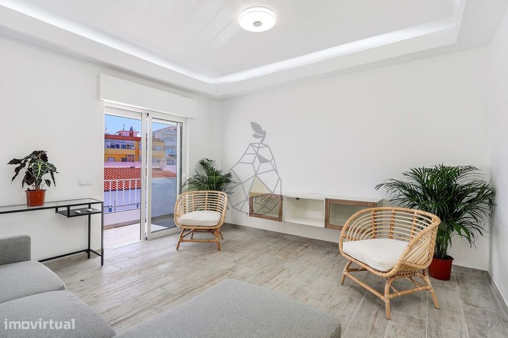 Apartamento Renovado com 2 Suites e Varandas, no Centro de Quarteira