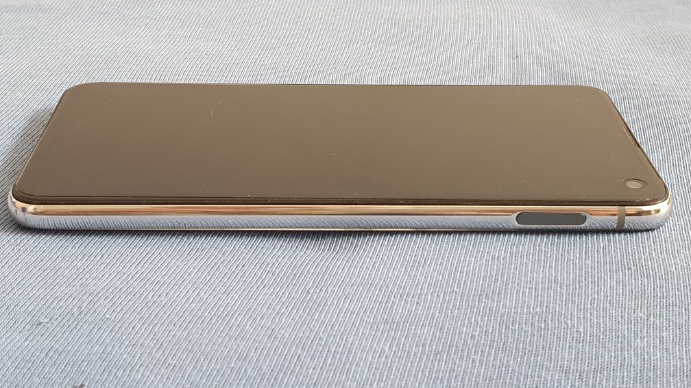 Samsung Galaxy S10e + ładowarka indukcyjna, słuchawki airpods, etui