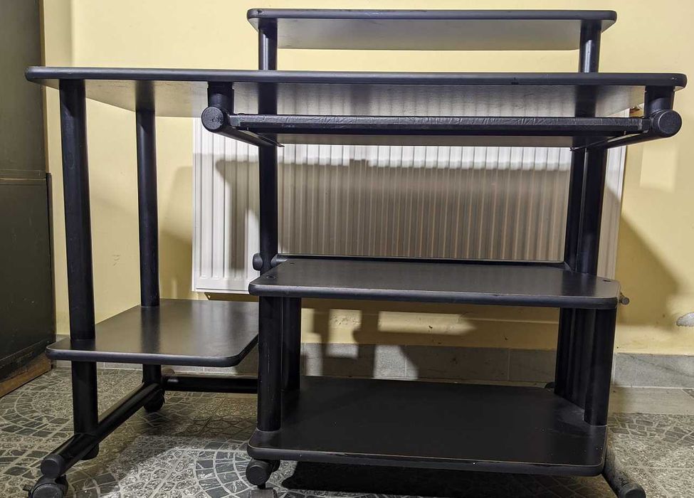 Czarne biurko komputerowe - wielkofunkcyjne, na kolkach