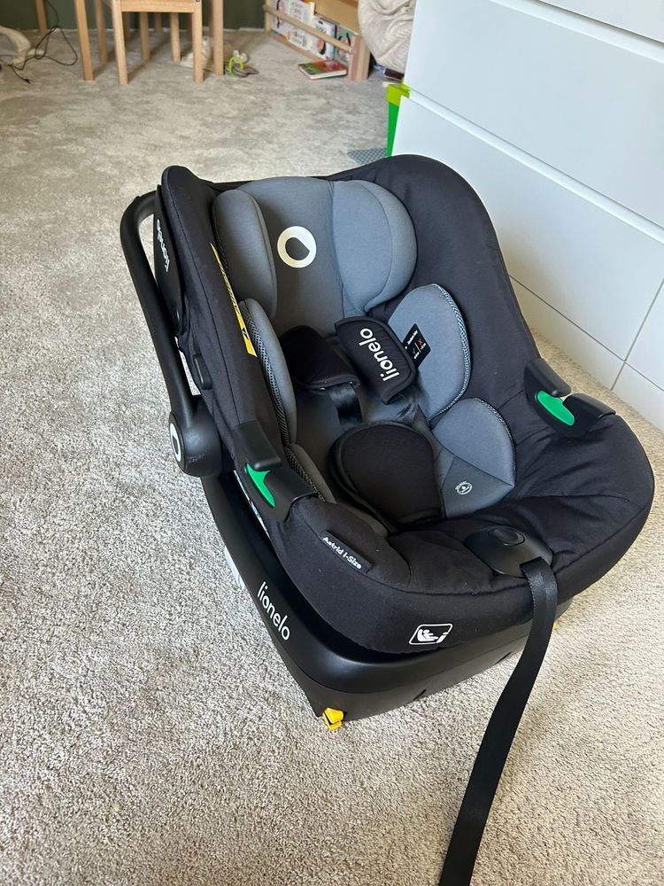 Fotelik Lionelo Astrid i-Size Black/Grey + Baza isofix i-Size Astrid
