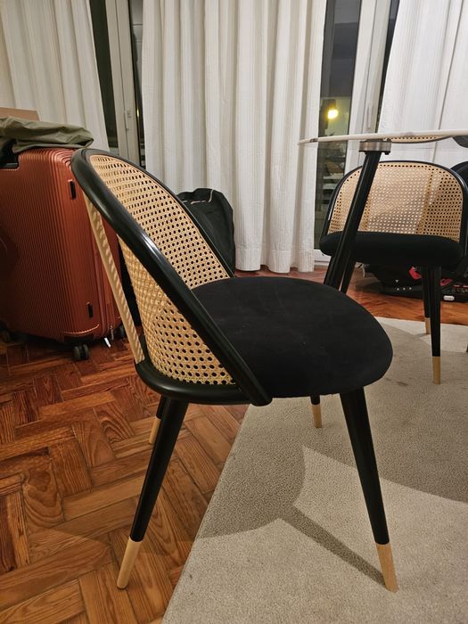 Cadeiras em palhinha e veludo preto