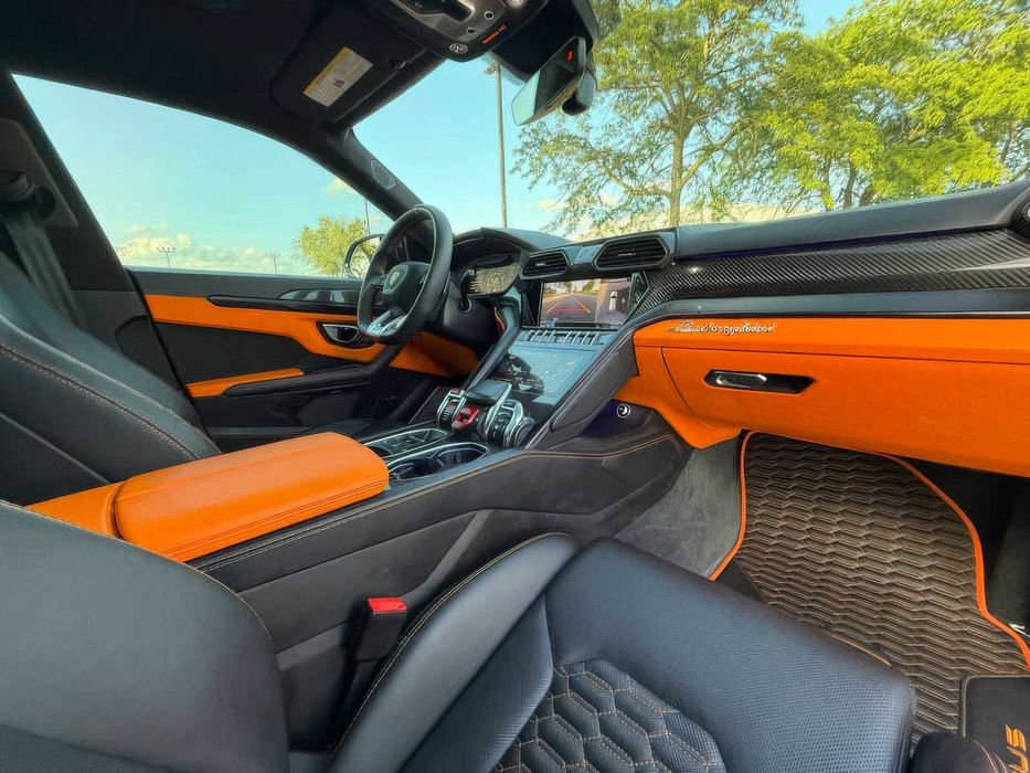 Lamborghini Urus      2022