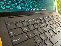 Laptop ASUS ZenBook Series 14 OLED Ryzen AI 7350 32GB 1TB AMD Radeon