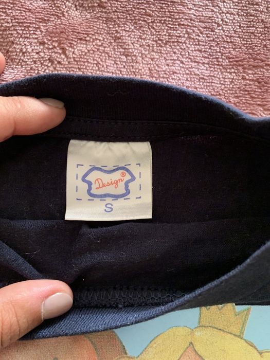 T-shirt mulher fundo azul-escuro com estampado infantil de Reis tam. S