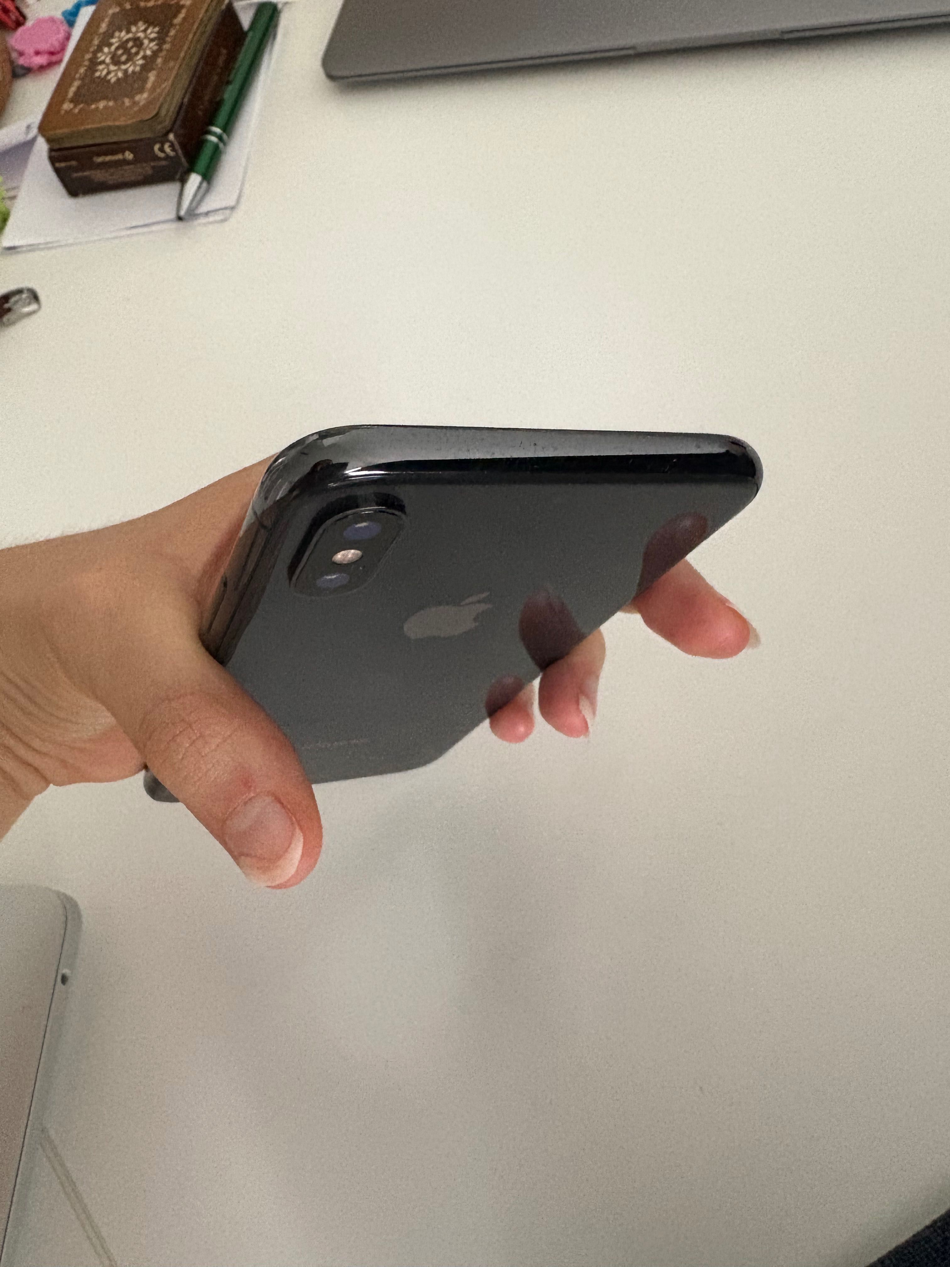 iPhone X- z małym pęknięciem