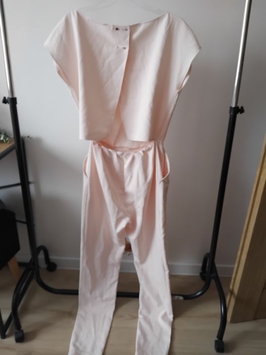 Kombinezon Yulla M jasny różowy pudrowy roz elegancki