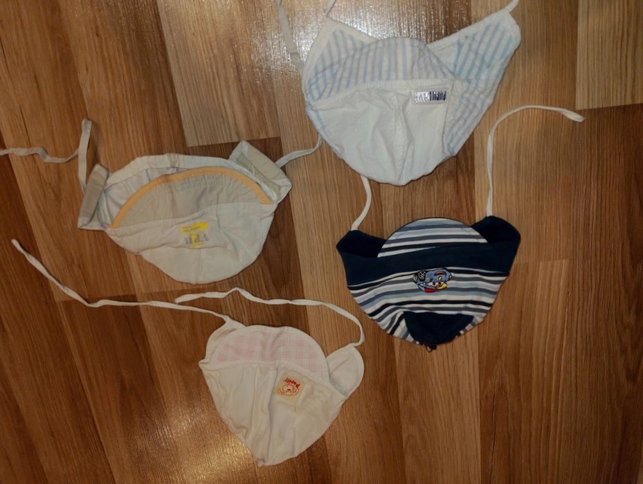 Zestaw czterech czapeczek niemowlęcych