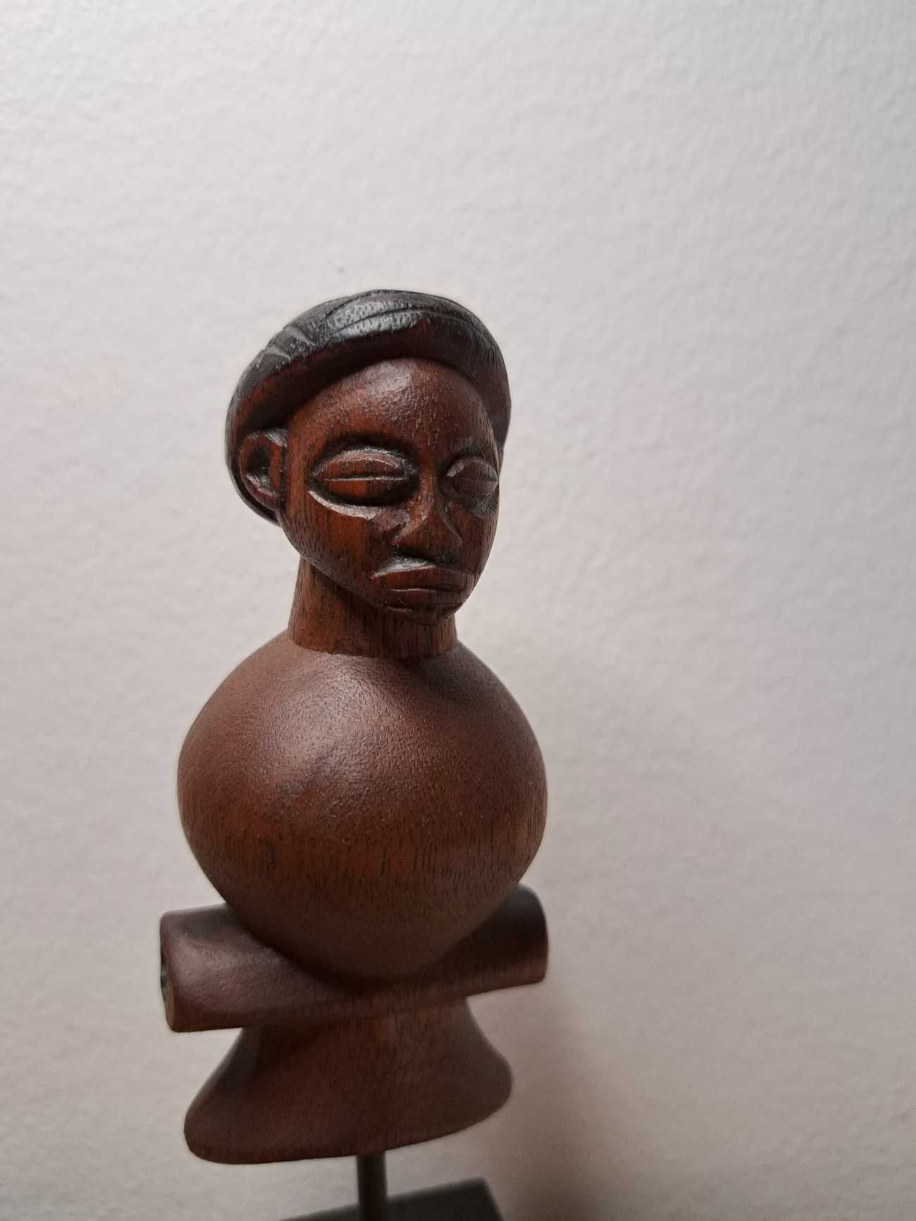 Pequeno objecto tribal originário de Angola. Arte Africana. Africa.