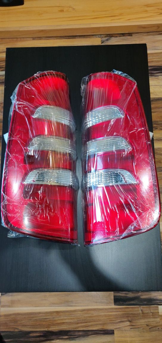 Lampy autobusu lewa i prawa tył - nowe jeszcze w foli