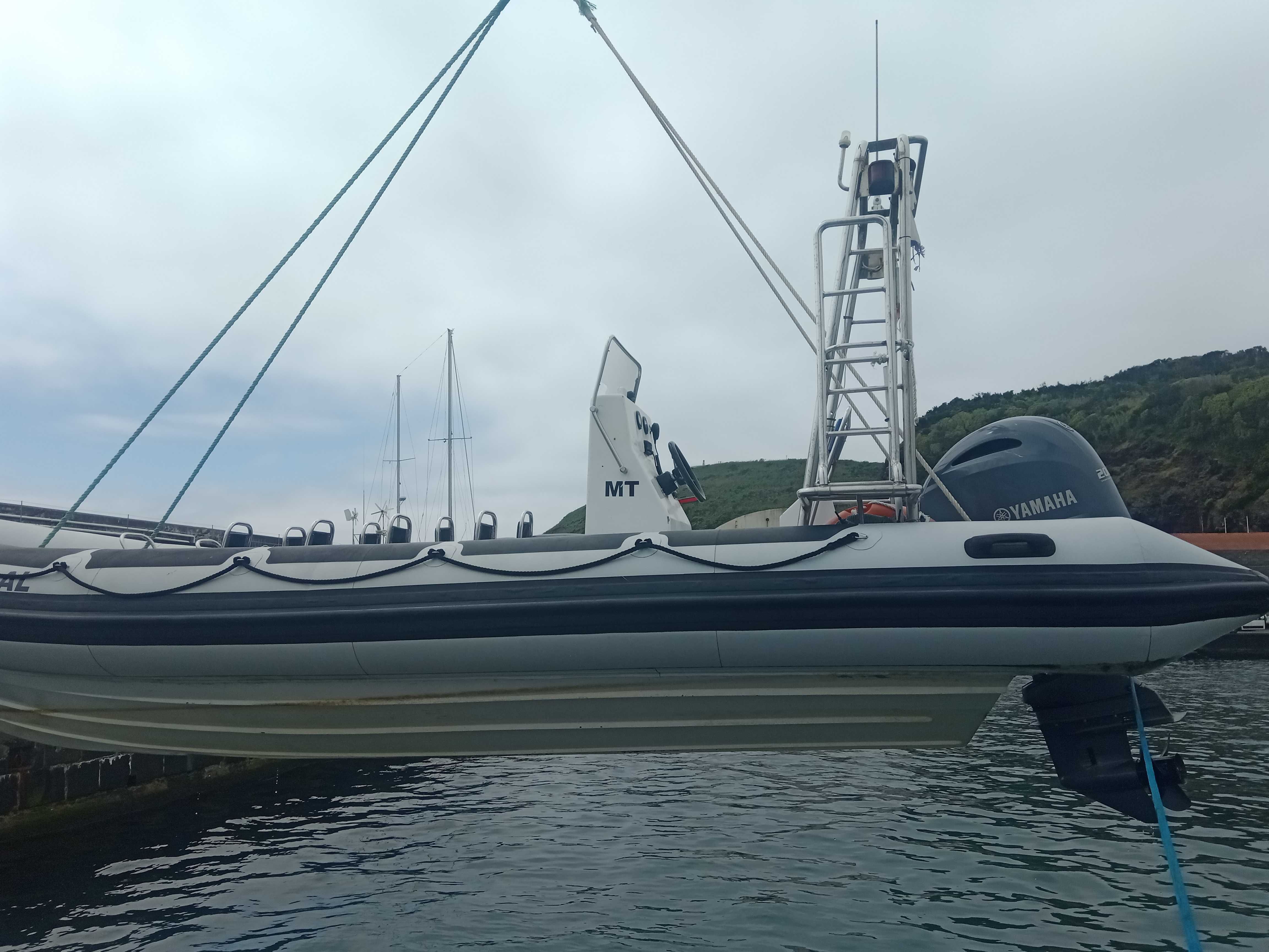 Oportunidade Semi-rígido Valiant 7,70m + Yamaha 200HP