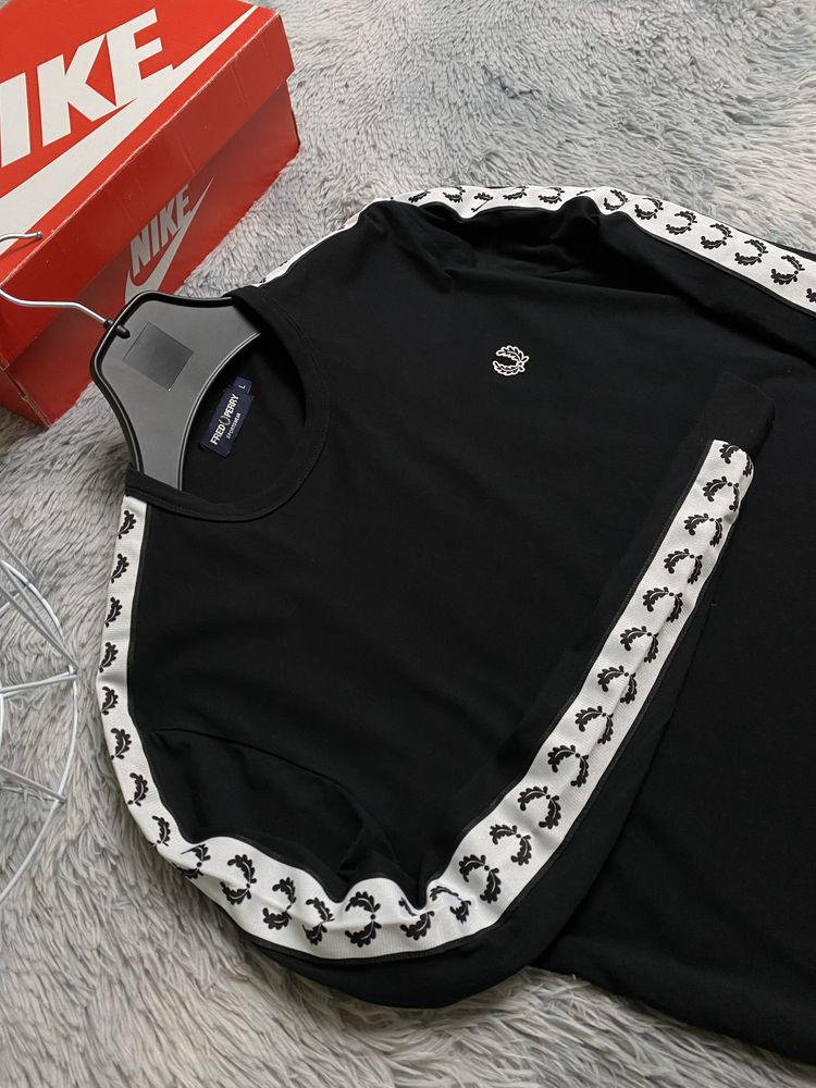 Продам мужской логслив на лампасах чорный Fred Perry