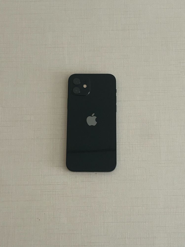 iPhone 12.