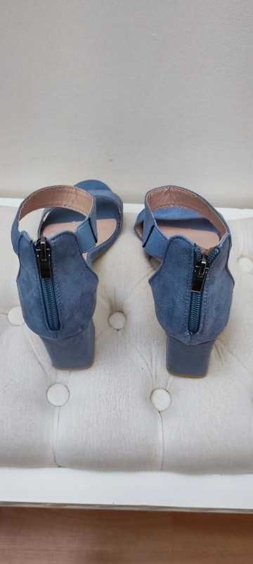 Sandálias de cor azul bebé