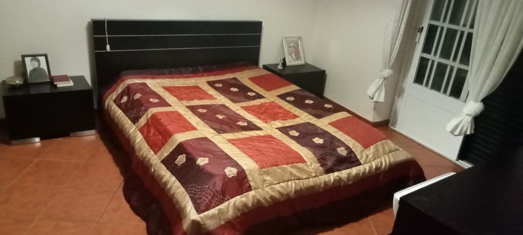 Quarto de casal e secretária