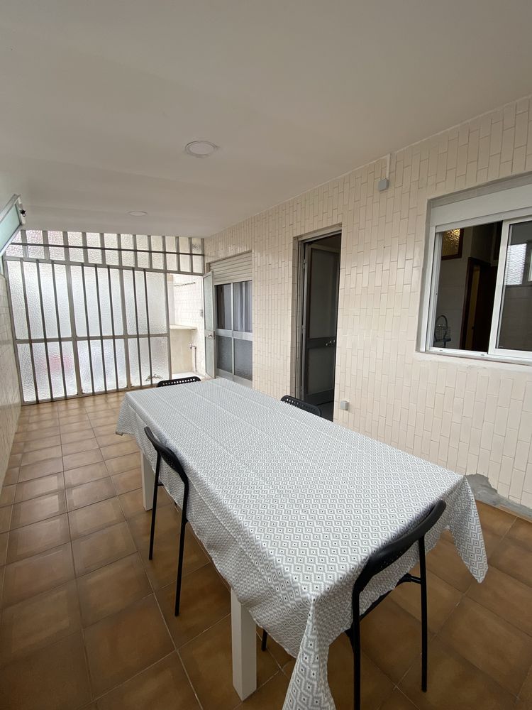 Quarto em Apartamento T4 Para RAPARIGA/Estudante/Trabalhadora/Singular