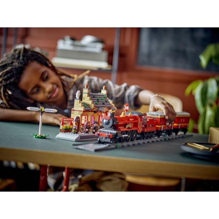Конструктор Hogwarts Express: Train Set with Hogsmeade Station (76423)