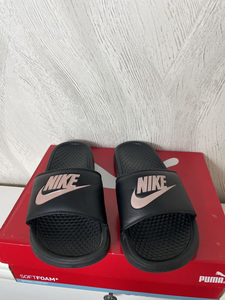 Продам женские тапочки Nike Benassi