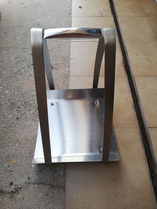 Suporte de lenha metálico.