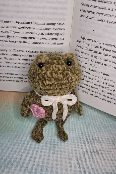 Prezent na walentynki pluszowa żabka walentynka amigurumi na szydełku