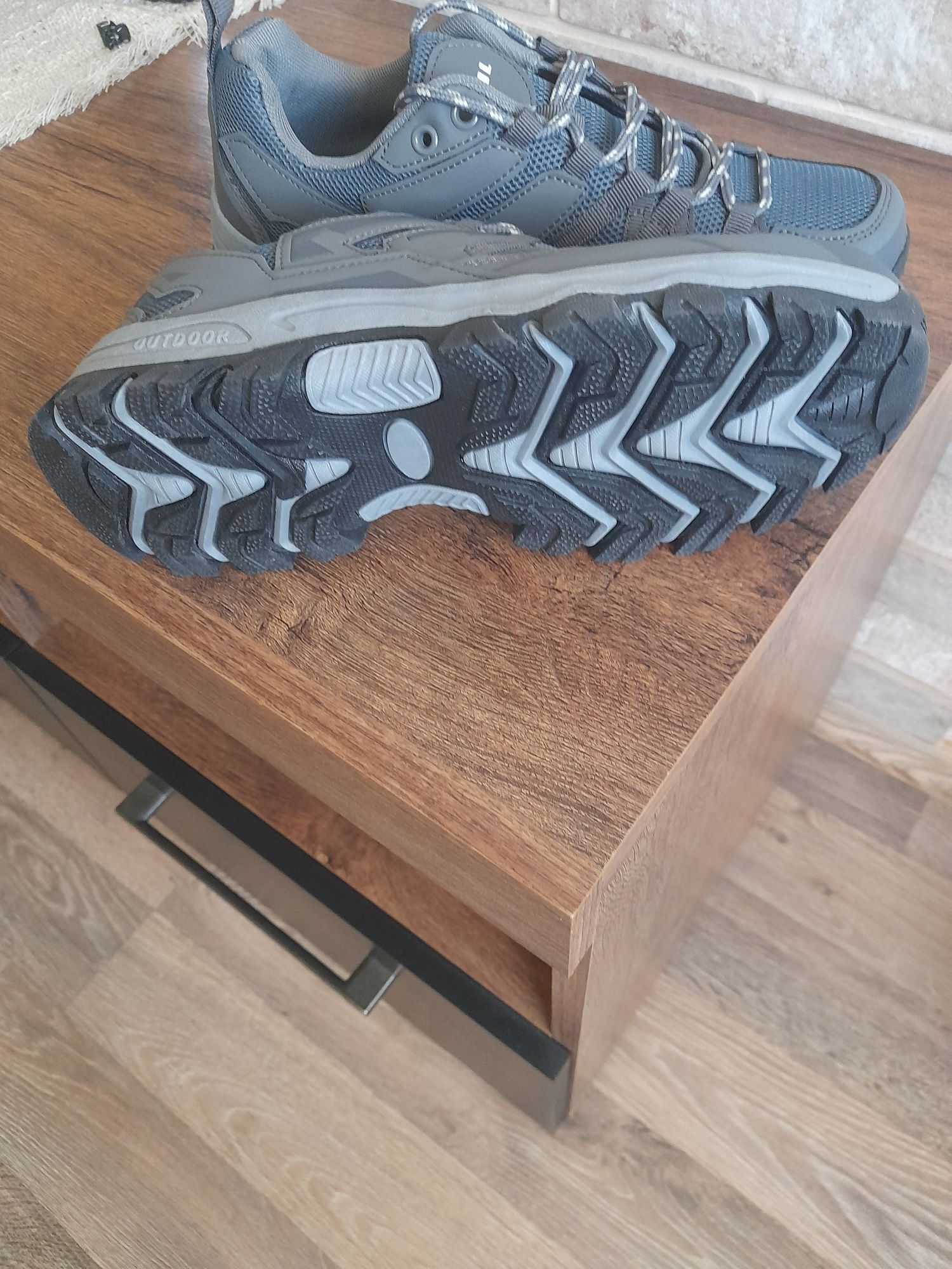 Кросівки сірого кольору