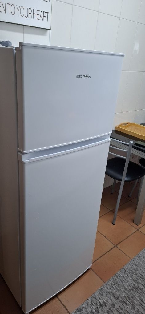 Frigorífico com congelador ainda na garantia