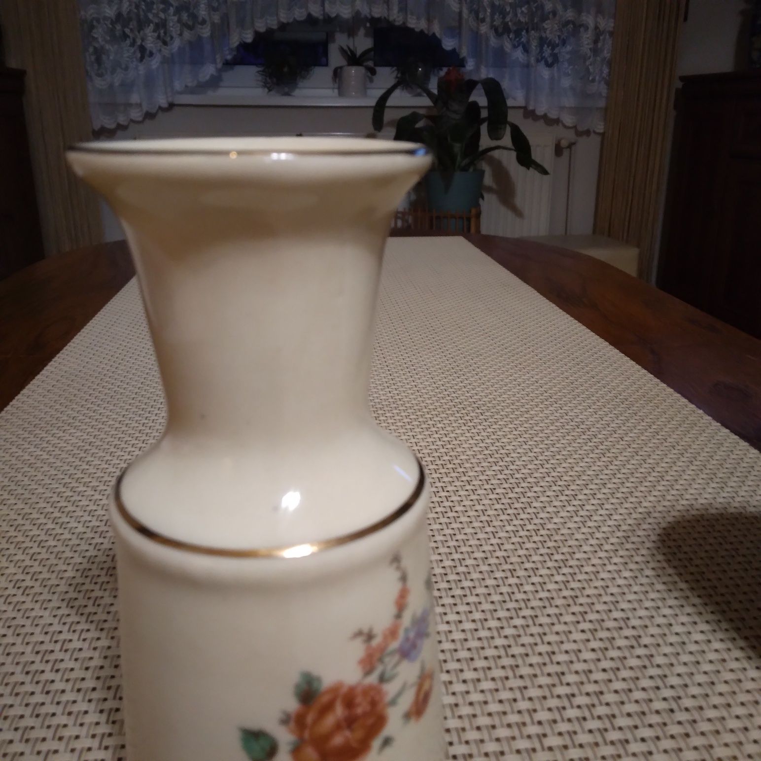 Stary wazonik w kolorze ecru - porcelana
