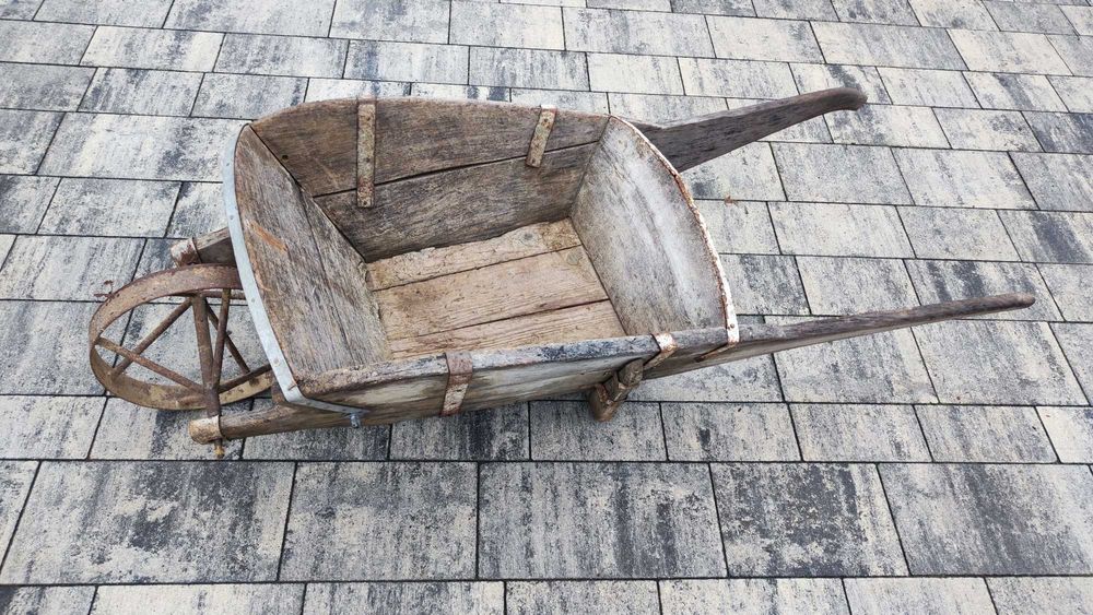 Stare drewniane taczki