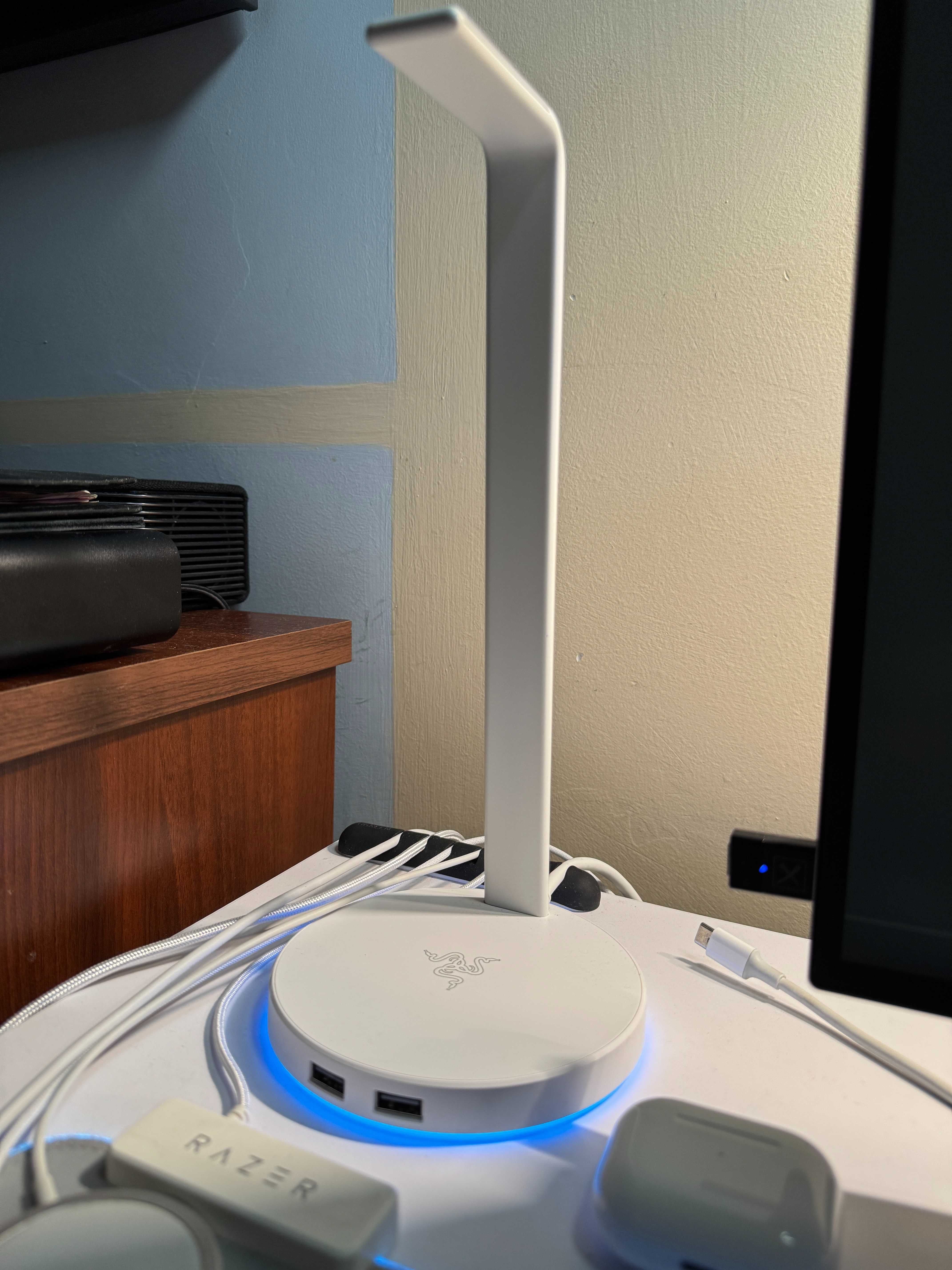 Razer base station v2 CHROMA MERCURY WHITE