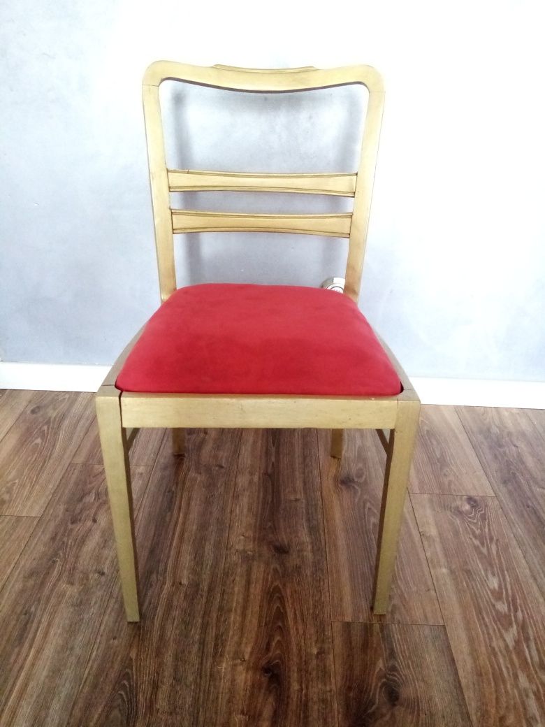 Stare, drewniane krzesło.