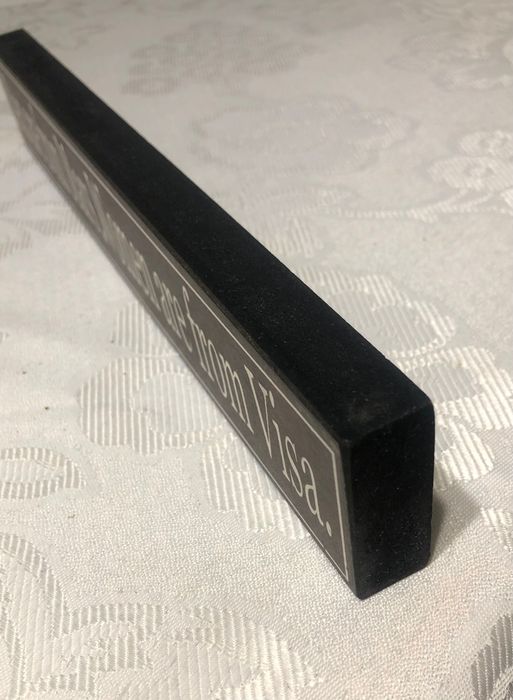 Drewniana tabliczka z zabawnym napisem