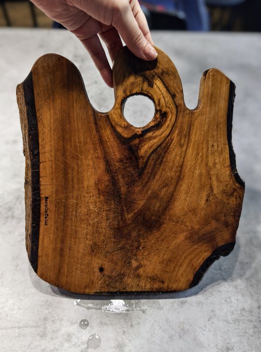 Handmade deska do krojenia Bern on table