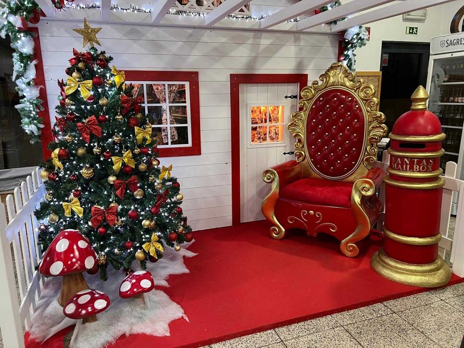 Cadeirão e marcos de Correio.