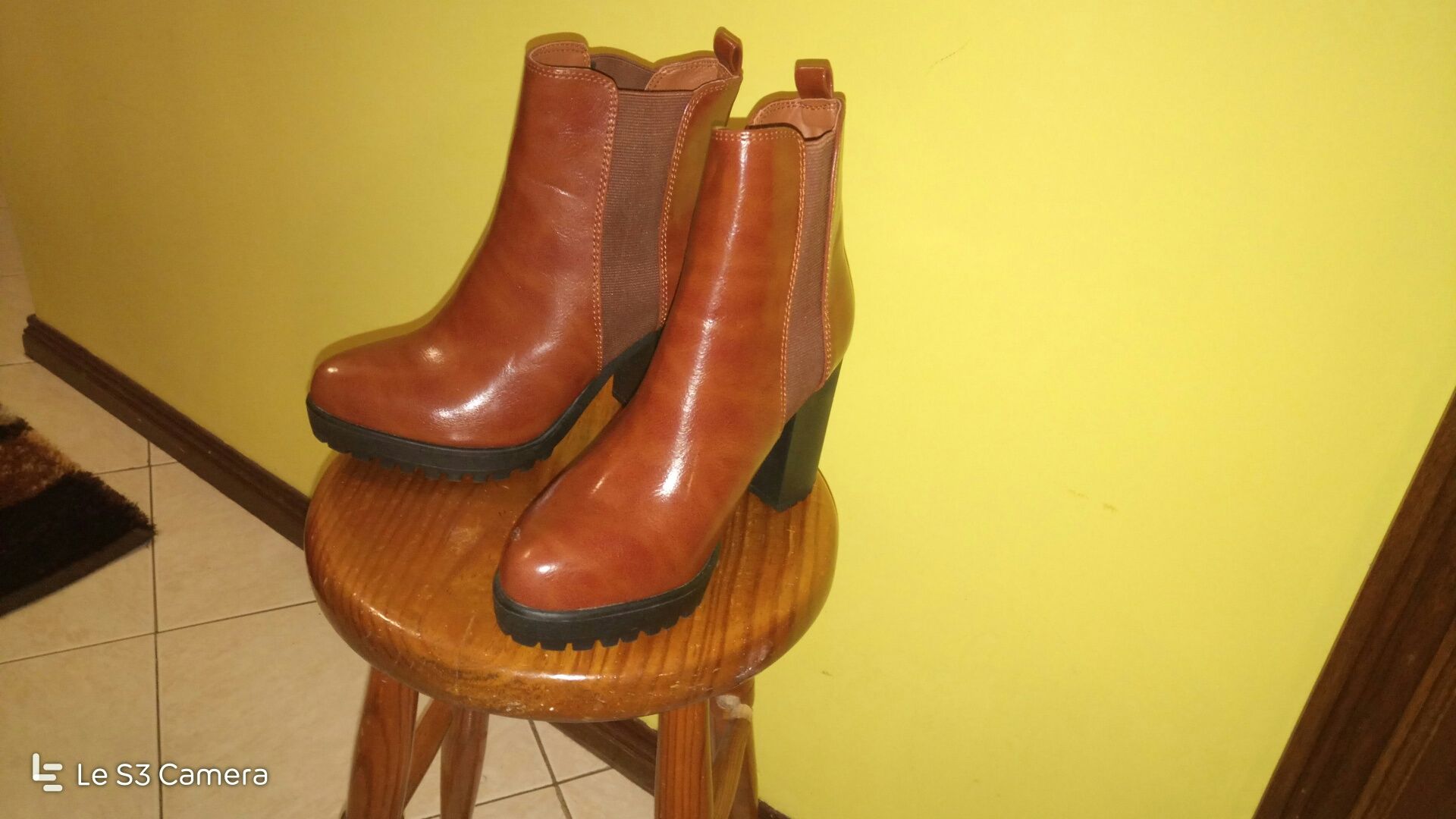 Botins camel, salto alto, novos, marca SMF.