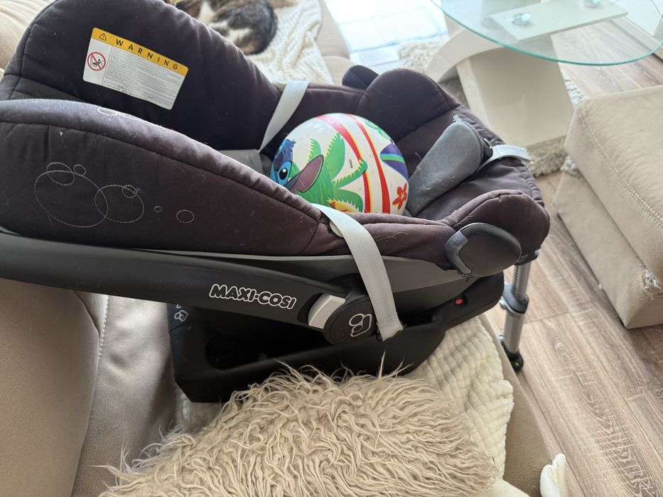 Fotelik samochodowy dla dziecka z baza