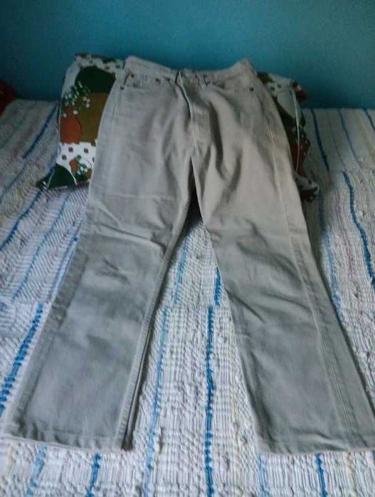 calcas levi's mulher