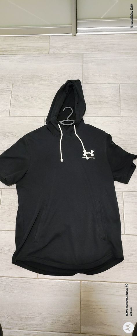 Чоловіча спортивна футболка с капюшоном від бренду Under armour.