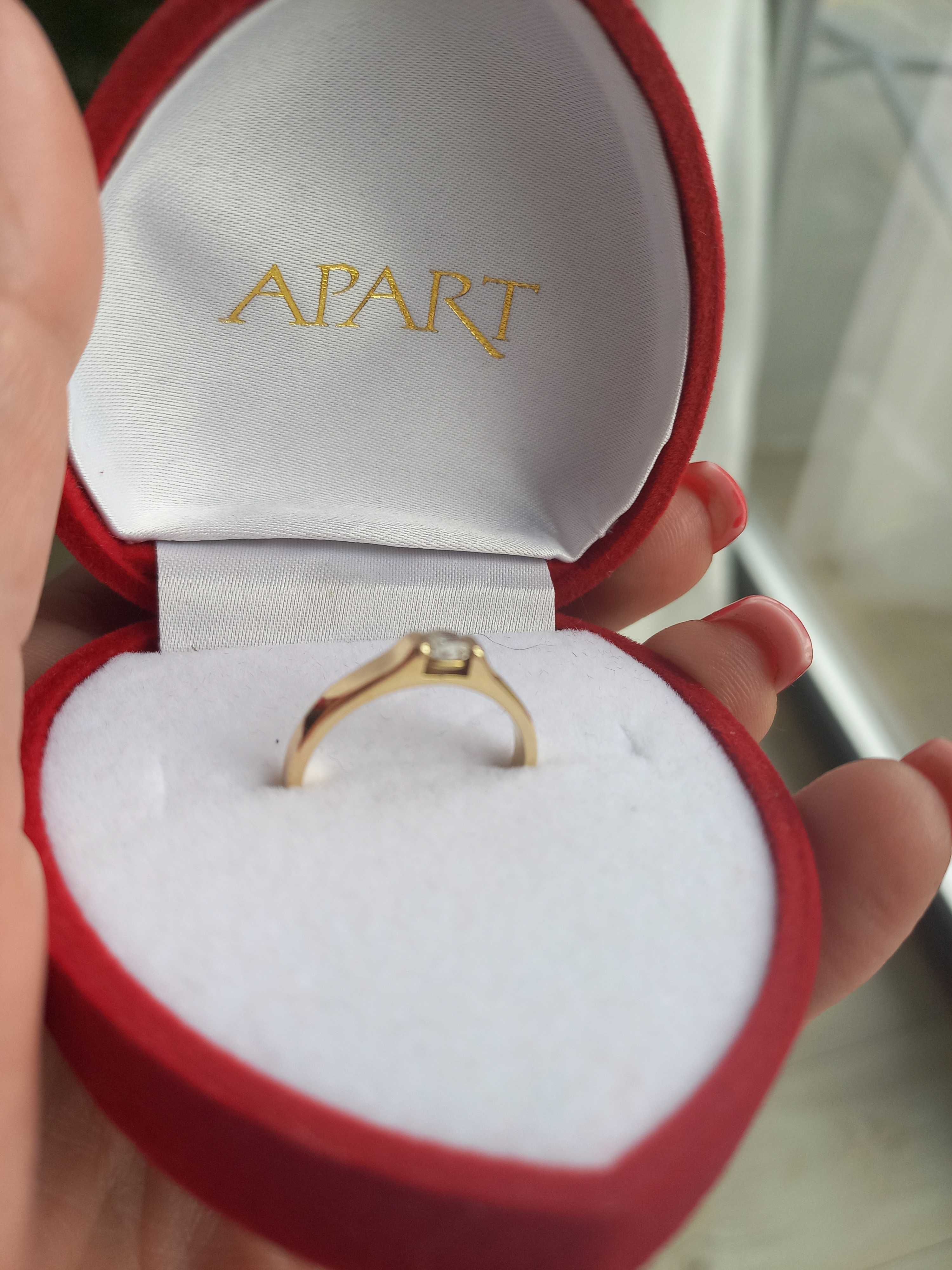 Złoty pierścionk zaręczynowy
