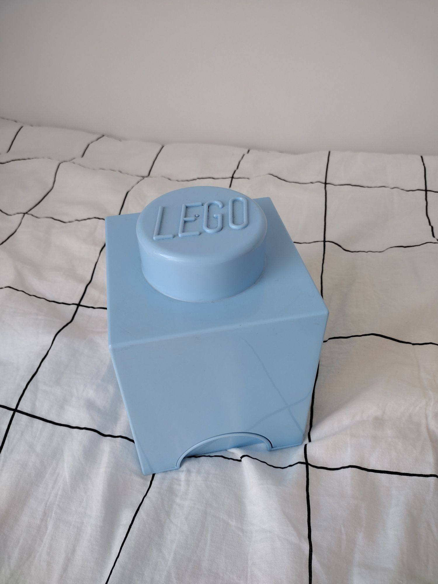 Czerwony pojemnik na LEGO z uchwytem