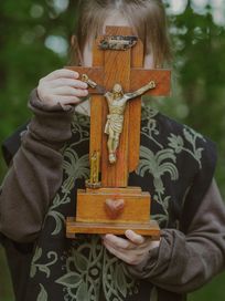 Kapliczka krzyż Jezus asamblaż drewniany stary