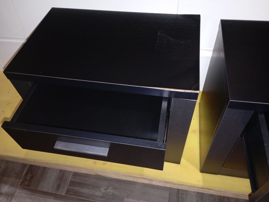 Duas mesas de cabeceira.