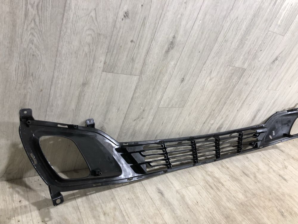 Бампер передний Решетка средняя Kia Venga ( 2009 - 2015 г.) Решітка