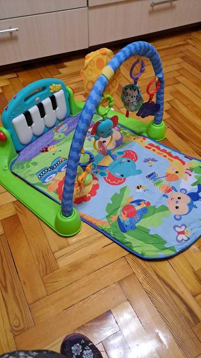 Розвиваючий килимок Fisher Price з піаніно і дугою з іграшками