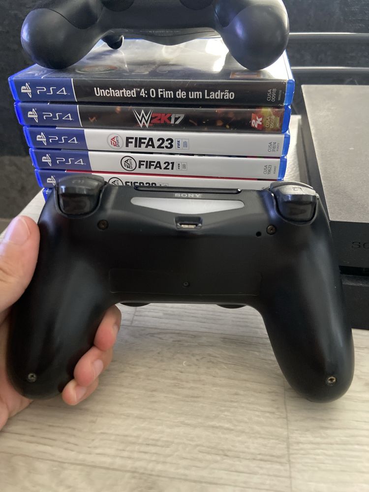 Playstation 4 500GB + 8 jogos incluidos + 2 comandos