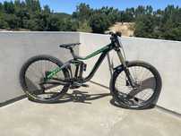 Bicicleta Downhill Giant glory 2017