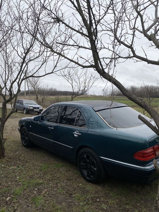 Продам мерседес W210 на уверенном ходу