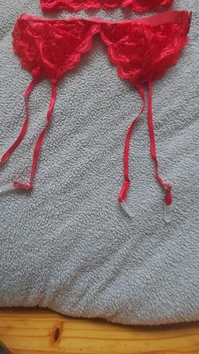 Zmysłowy czerwony komplet koronkowej bielizny