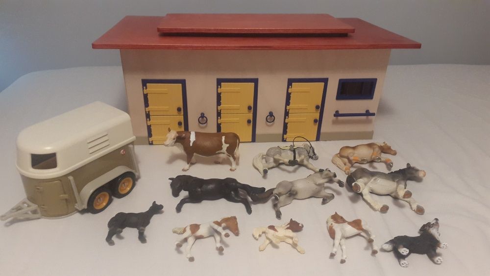 cavalariça com animais e atrelado