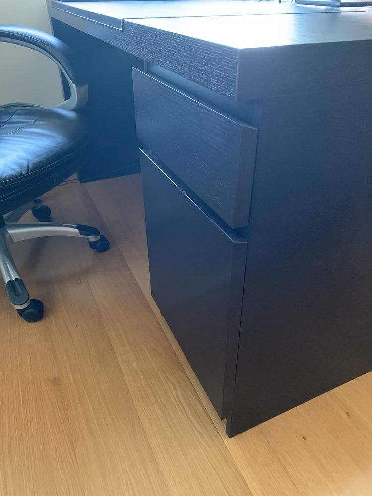 Secretarias com cadeira executivo