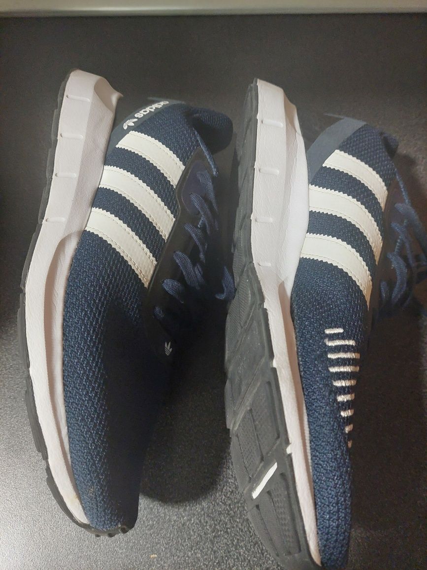 Ténis Adidas SwiftRun